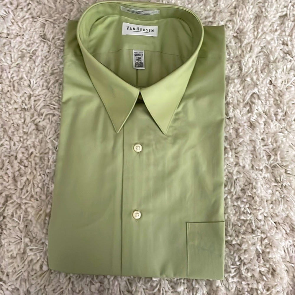 Van Heusen Wrinkle Free Dress shirt.               Size 17 1/2 34/35 XLarge